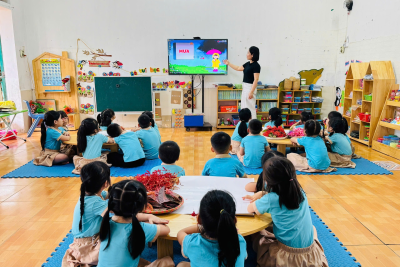 Các con lớp 5 Tuổi A “Làm tranh sáng tạo các hiện tượng thời tiết  từ nguyên vật liệu tự nhiên”